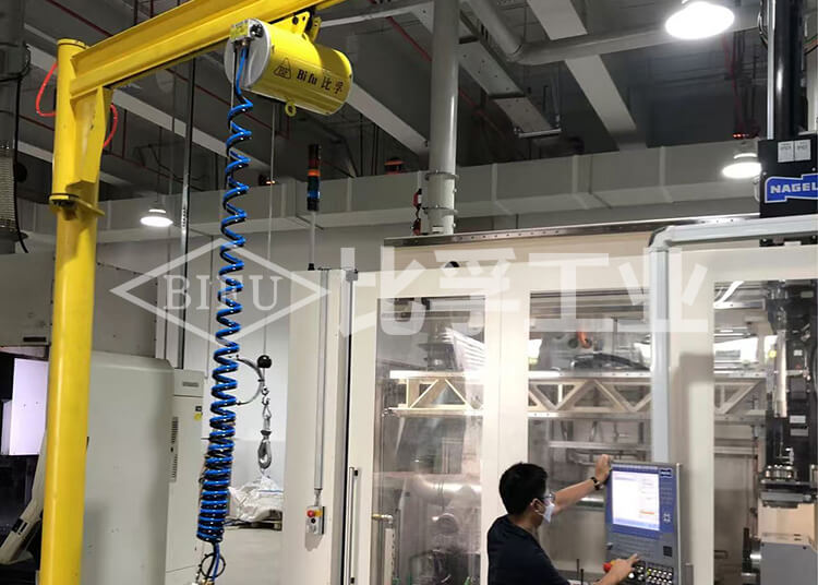 加工中心上下零件氣動平衡吊案例